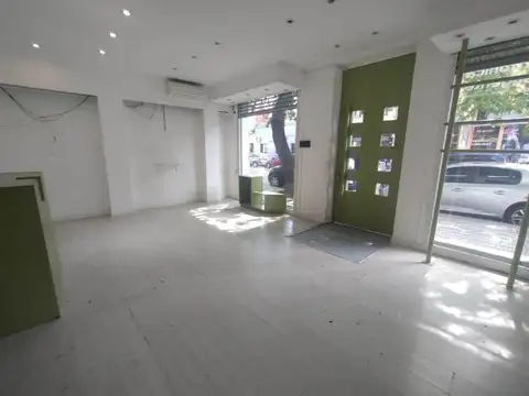 120 mts2 EN DOS PLANTAS, ZONA OULETS. EXCELENTE ESTADO.