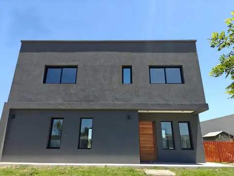 Casa en dos plantas con pileta en San Pablo Pilar