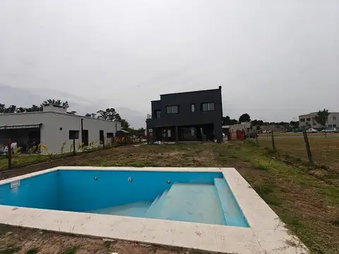 Casa 4 ambientes con 2 baños