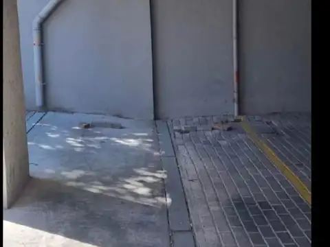 VENTA DE COCHERA CUBIERTA EN PLANTA BAJA