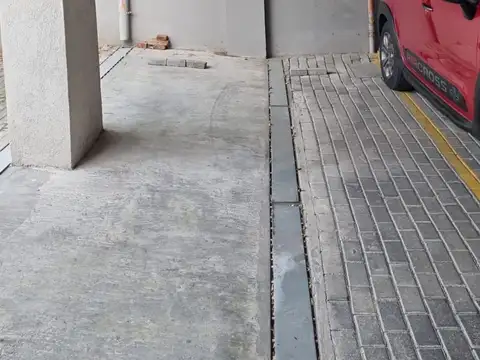 VENTA DE COCHERA CUBIERTA EN PLANTA BAJA