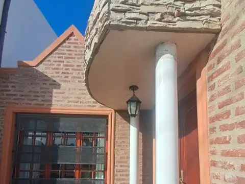CASA CON PISCINA Y GARAGE - AMPLIO PATIO