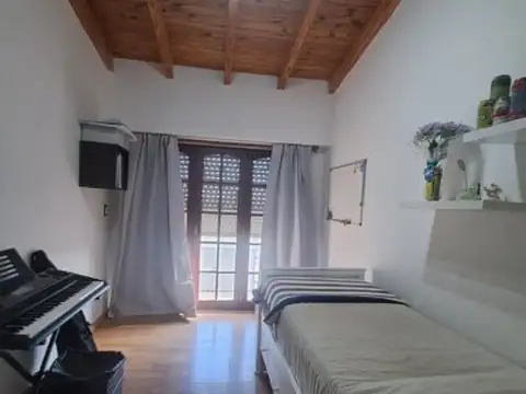 CASA CON PISCINA Y GARAGE - AMPLIO PATIO