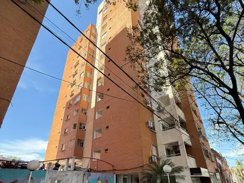 Dpto de 2 dormitorios con balcón y cochera!
