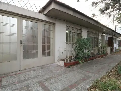 Venta Casa 3 amb en Martinez con patio y cochera!