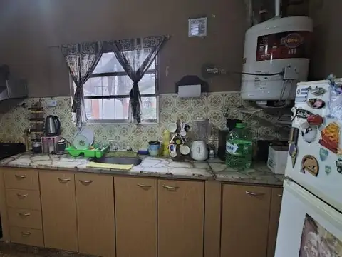 Casa 4 ambientes con Local Comercial - Venta