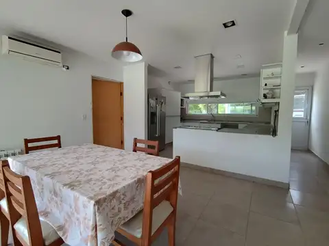 Casa 8 ambientes con 5 baños