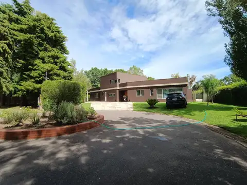 Casa en Venta con 4 cocheras