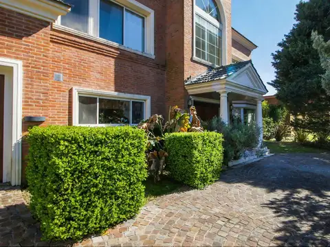 Casa 6 ambientes con 5 baños