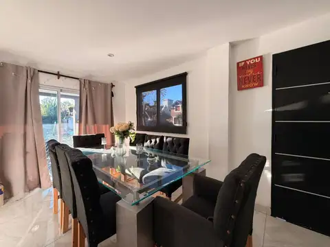 Casa moderna con tres dormitorios y pileta