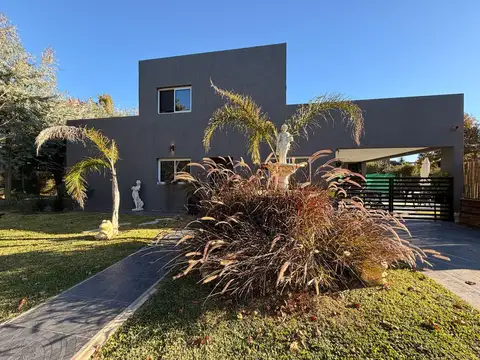 Casa moderna con tres dormitorios y pileta