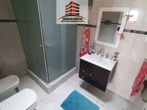 EXCELENTE CASA DE 4 AMB CON GRAN JARDIN, QUINCHO, LOCAL AL FRENTE Y COCHERA - CASEROS