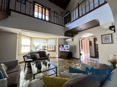 Casa en Venta con 10 cocheras