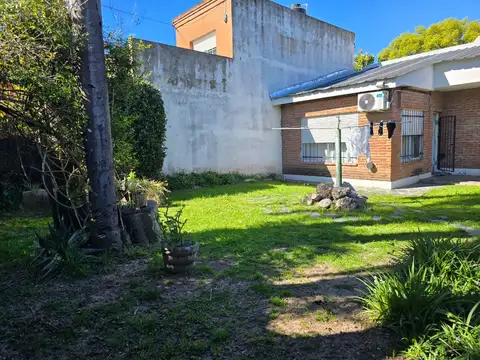 CASA 3 AMBIENTES VENTA JARDIN COCHERA - MORENO