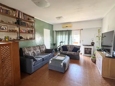 NUEVO VALOR Tipo Casa en Planta alta con entrada independiente 4 ambientes con patio