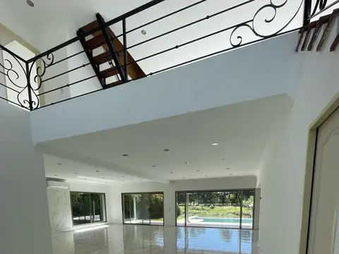 Casa en Alquiler con 3 cocheras