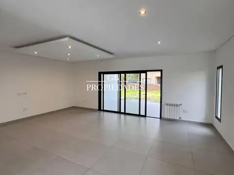 Venta de Casa en Santa Lucia 4 ambientes, Pilar