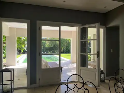 Casa en Venta con 2 cocheras