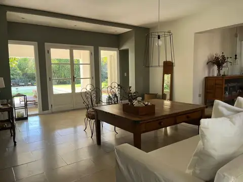 Casa 6 ambientes con 4 baños