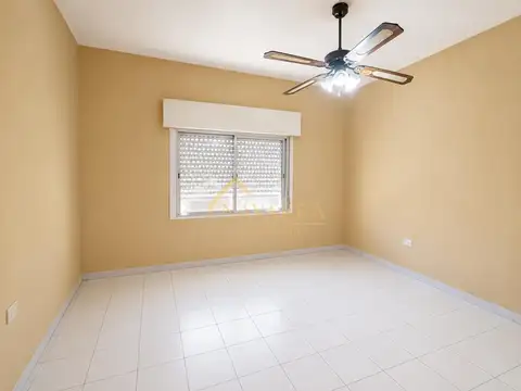 VALOR IMPERDIBLE,CASA CON AMPLIO JARDIN