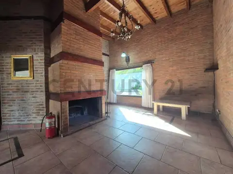 Casa en Alquiler con 2 cocheras