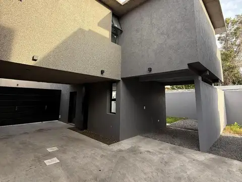 Casa duplex en condominio cerrado - Adrogué