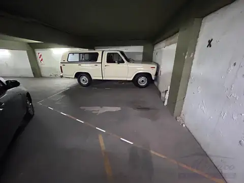 Excelente Cochera Cubierta, Amplia y Facil acceso..-