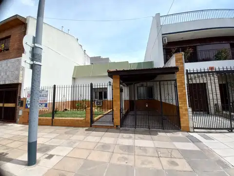 Casa 3 ambientes, garage, patio y jardin. Monte Castro