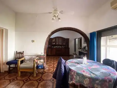 Casa 6 ambientes con 2 baños