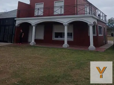 Casa en venta - 4 Dormitorios 3 Baños - Bahía Blanca