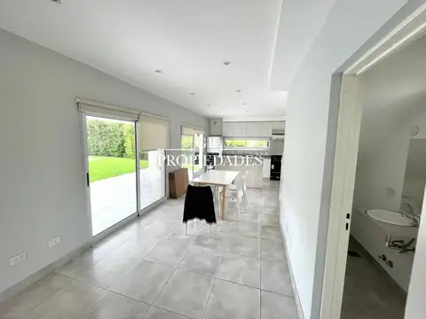 Casa 5 ambientes con 4 baños