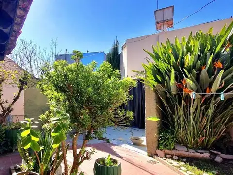 VENTA CASA 3 AMB  CASEROS COCH PATIO LOTE PROPIO