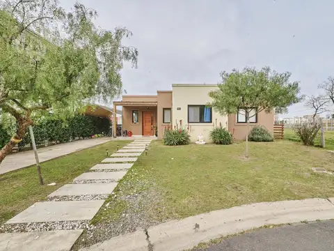 Casa de 4 Amb con Pileta - Quincho - Cochera en B° Santa Elena - Pilar del Este
