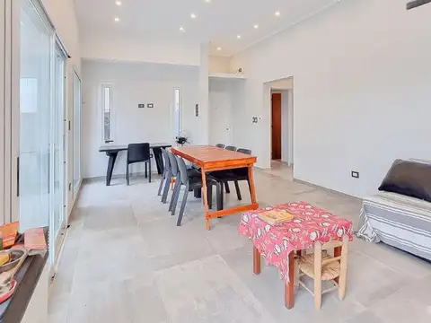 Casa 4 ambientes con 2 baños
