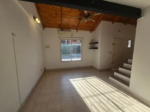 PH al frente de dos plantas con patio