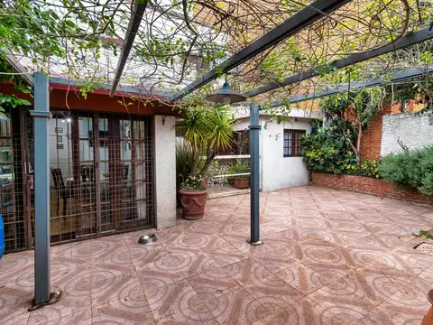 Casa 9 ambientes con 3 baños