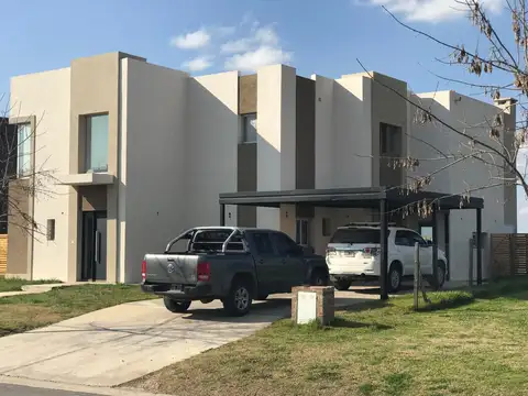 Casa en venta sobre lote a Laguna Barrio Islas El Canton, Escobar
