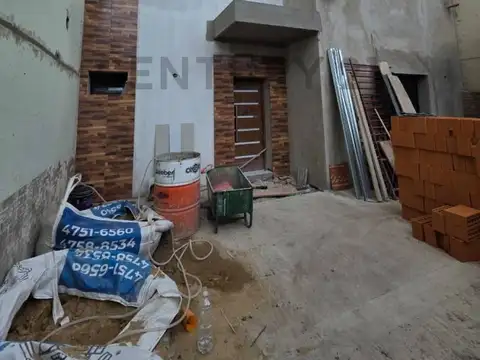 VENTA- CASA A ESTRENAR 4 AMB-CASEROS-PERMUTA