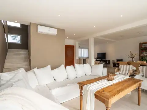 Casa 5 ambientes con 3 baños