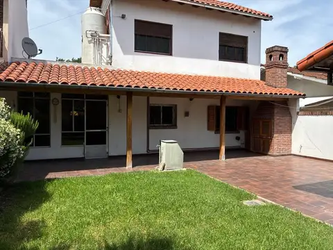 CASA 2 PLANTAS 3 DORM PARRILLA JARDIN– HURLINHAM