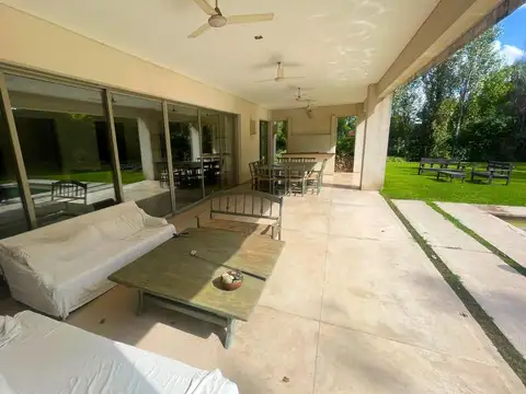 Casa en Venta con 8 cocheras