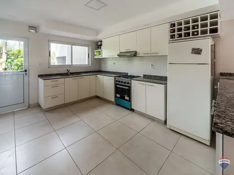 Casa 6 ambientes con 2 baños