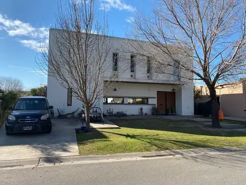 Casa en Venta  en La Comarca Barrio Cerrado 100