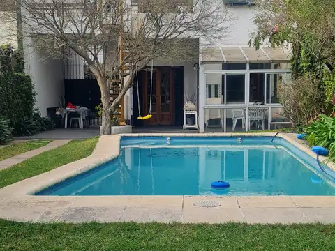 CASA EN VENTA 6 AMB C/PISCINA/JARDIN/PARRILLA/BALCÓN/TERRAZA.VTE LÓPEZ