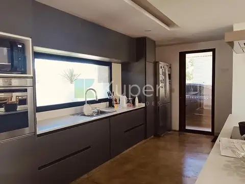 Casa en Alquiler con 1 cochera