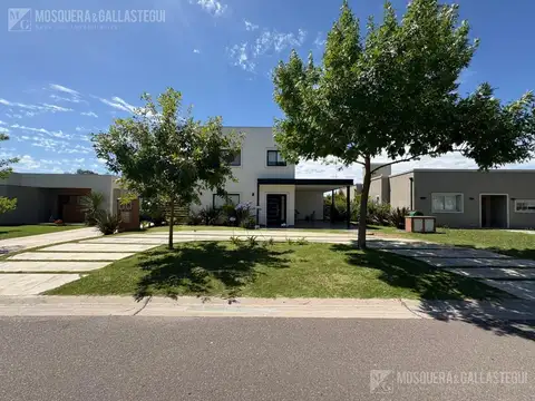 Casa en Alquiler con 2 cocheras