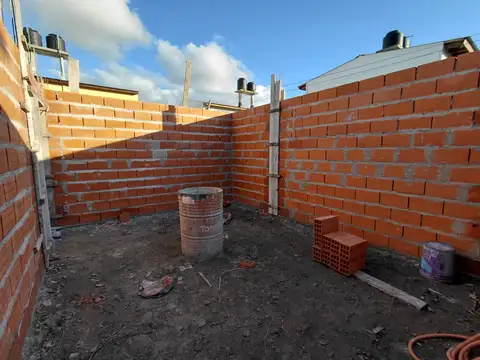 Casa 4 ambientes con 2 baños
