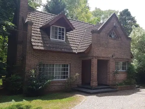 Excelente quinta ideal vivienda permanente sobre lote de 1761m2, Muy buena calidad de construcción. 