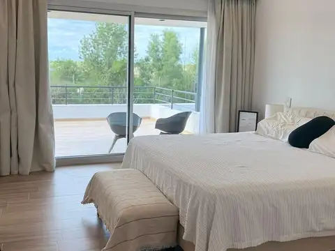 Casa en Alquiler con 4 cocheras