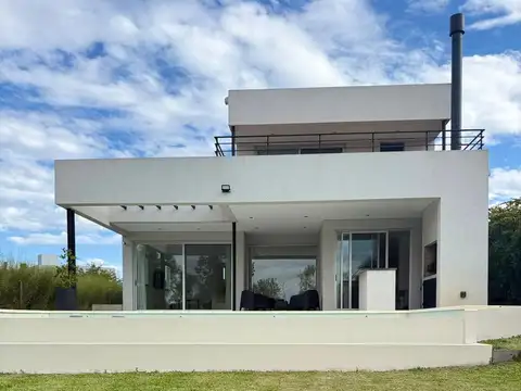 Casa al lago 3 dormitorios mas escritorio en alquiler